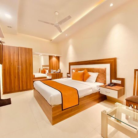 Hotel White And Restaurant 300 Mtr From Golden Temple อัมริตสา ภายนอก รูปภาพ