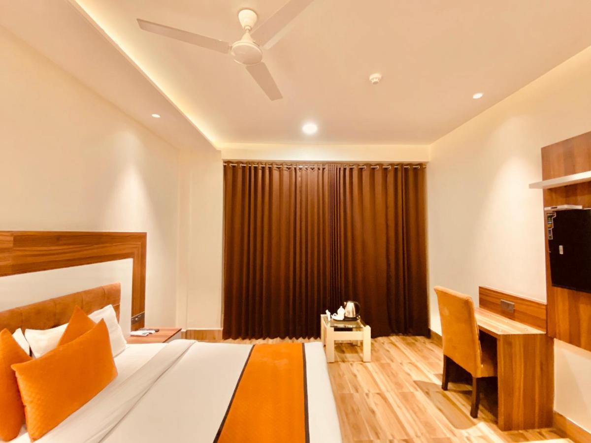 Hotel White And Restaurant 300 Mtr From Golden Temple อัมริตสา ภายนอก รูปภาพ