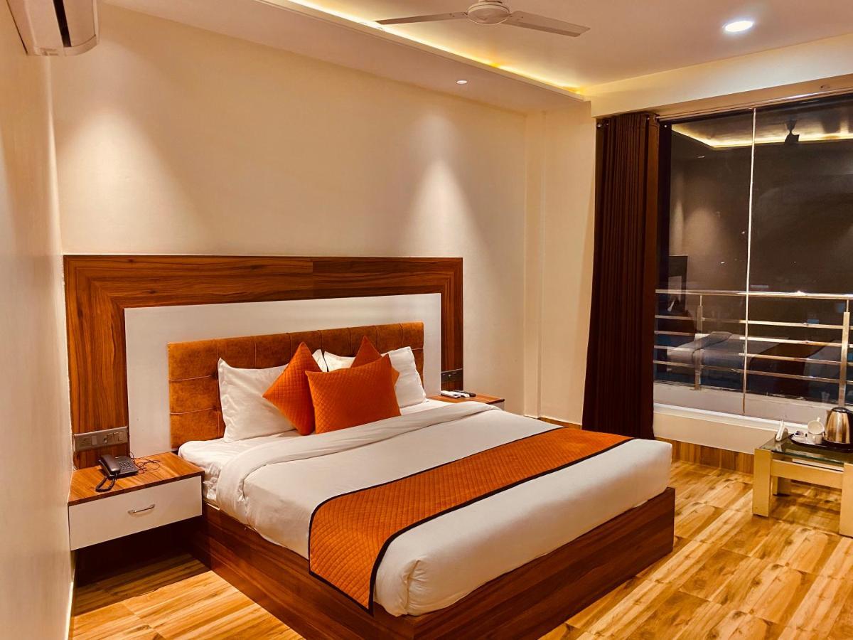 Hotel White And Restaurant 300 Mtr From Golden Temple อัมริตสา ภายนอก รูปภาพ