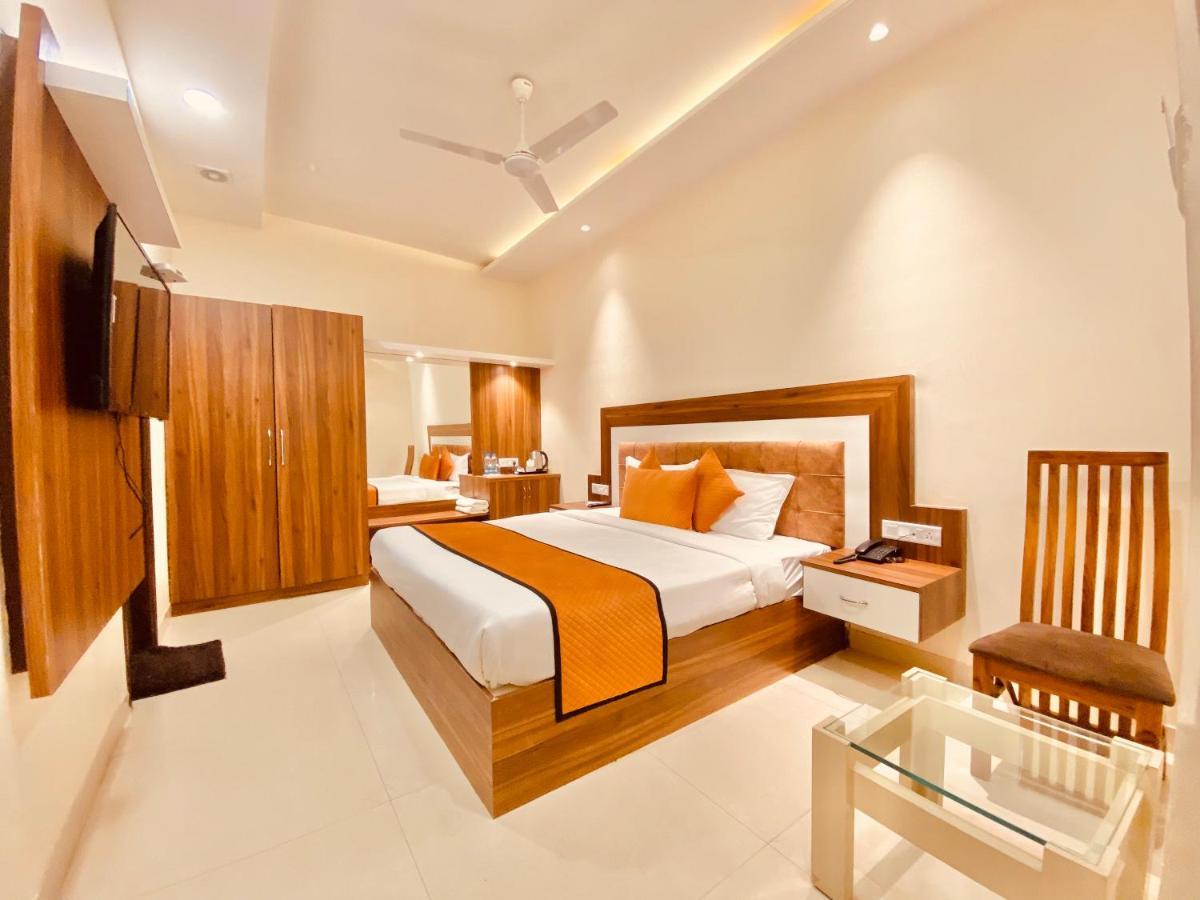 Hotel White And Restaurant 300 Mtr From Golden Temple อัมริตสา ภายนอก รูปภาพ