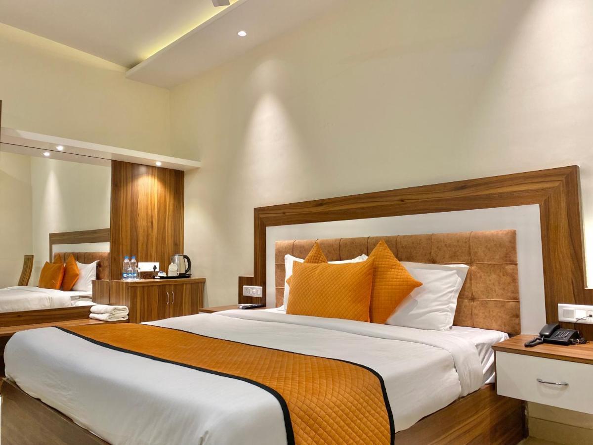 Hotel White And Restaurant 300 Mtr From Golden Temple อัมริตสา ภายนอก รูปภาพ