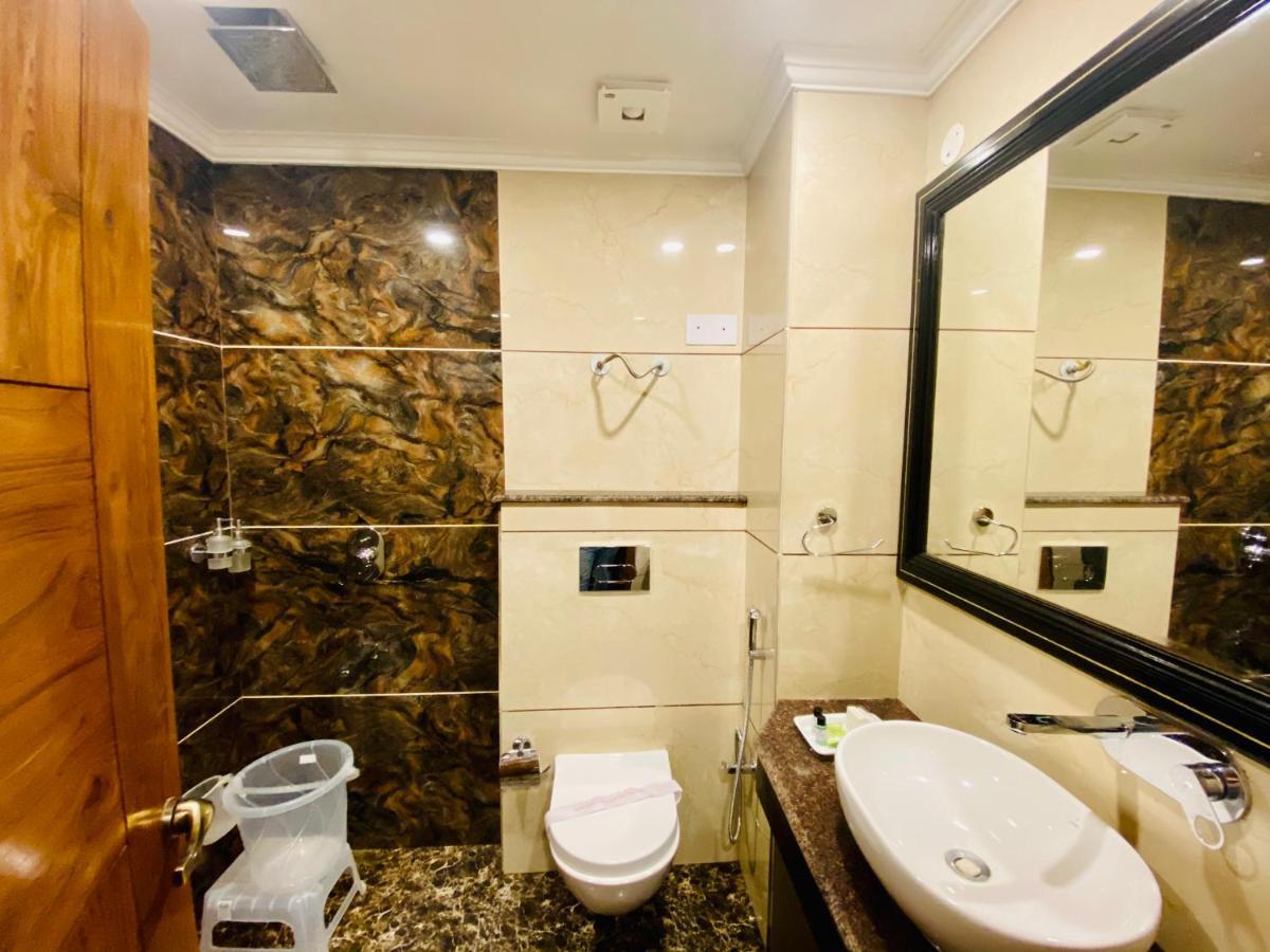 Hotel White And Restaurant 300 Mtr From Golden Temple อัมริตสา ภายนอก รูปภาพ