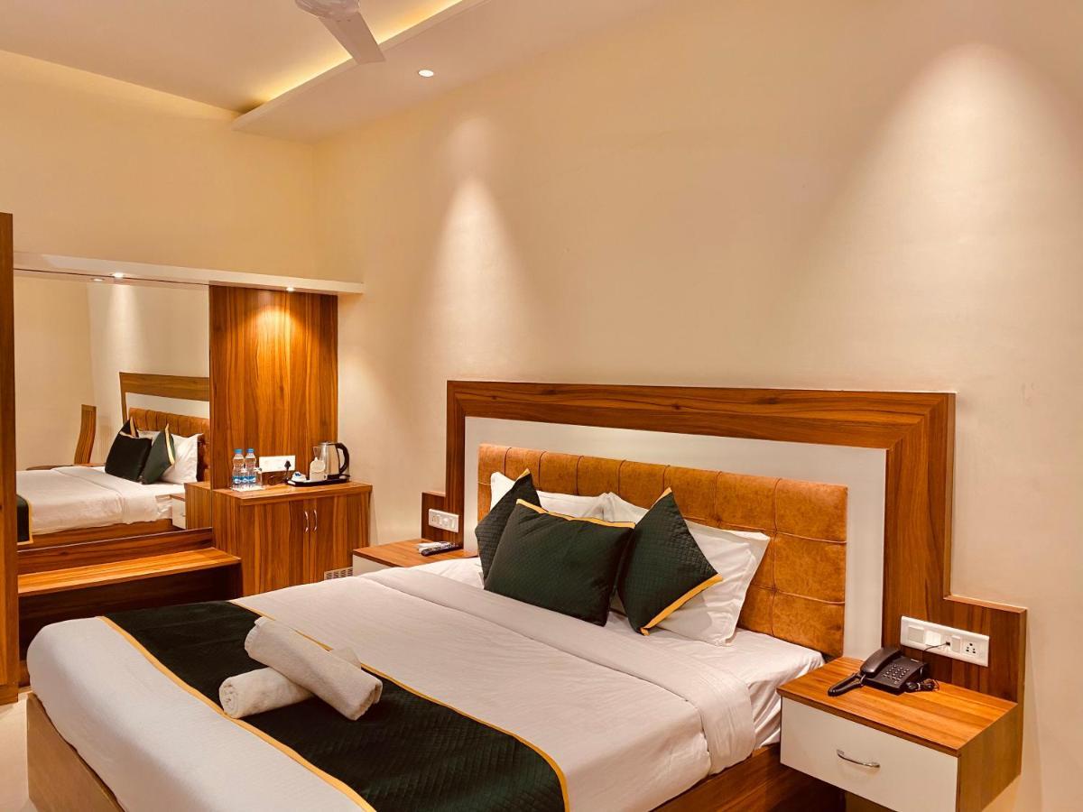 Hotel White And Restaurant 300 Mtr From Golden Temple อัมริตสา ภายนอก รูปภาพ