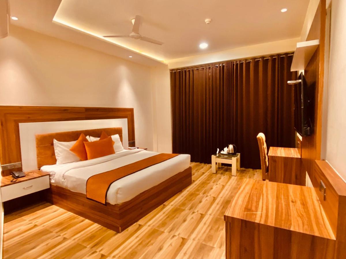 Hotel White And Restaurant 300 Mtr From Golden Temple อัมริตสา ภายนอก รูปภาพ