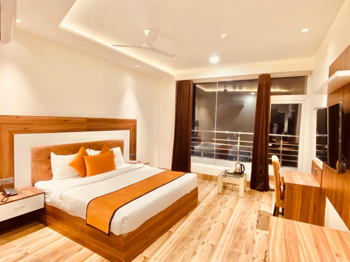 Hotel White And Restaurant 300 Mtr From Golden Temple อัมริตสา ภายนอก รูปภาพ