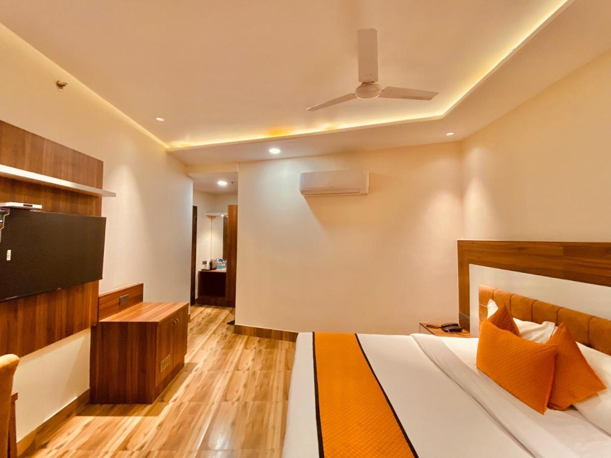Hotel White And Restaurant 300 Mtr From Golden Temple อัมริตสา ภายนอก รูปภาพ