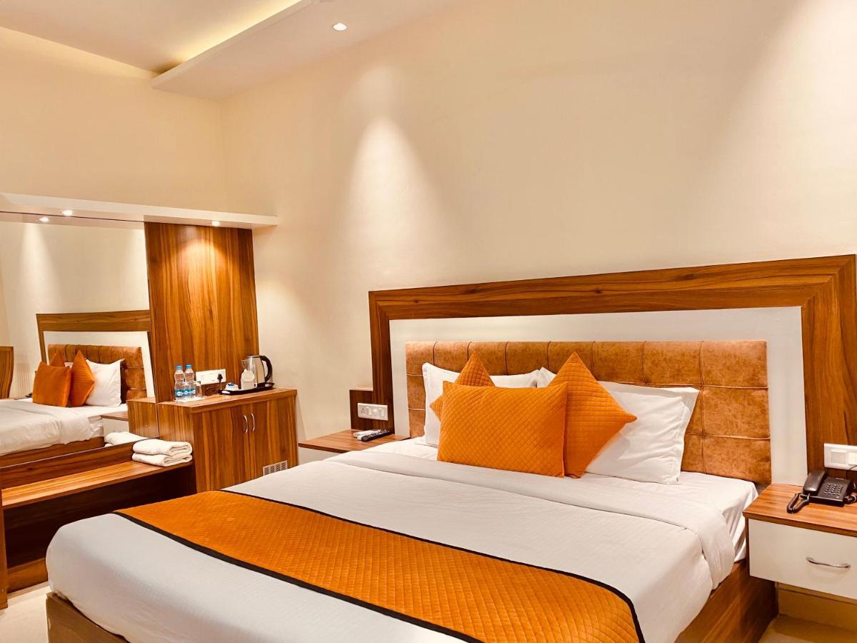 Hotel White And Restaurant 300 Mtr From Golden Temple อัมริตสา ภายนอก รูปภาพ