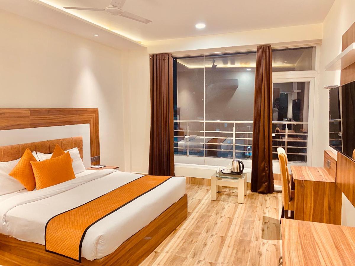 Hotel White And Restaurant 300 Mtr From Golden Temple อัมริตสา ภายนอก รูปภาพ